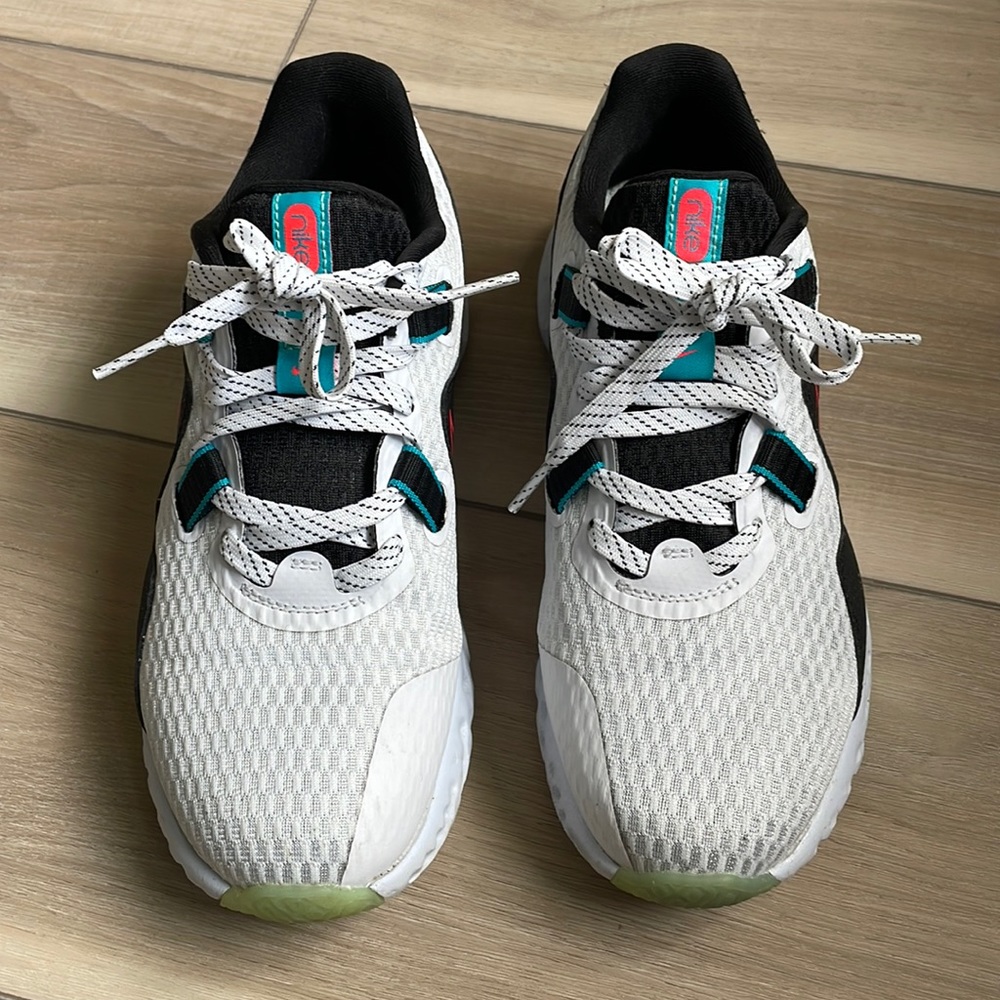 Mens or unisex Nike sneakers, size 6